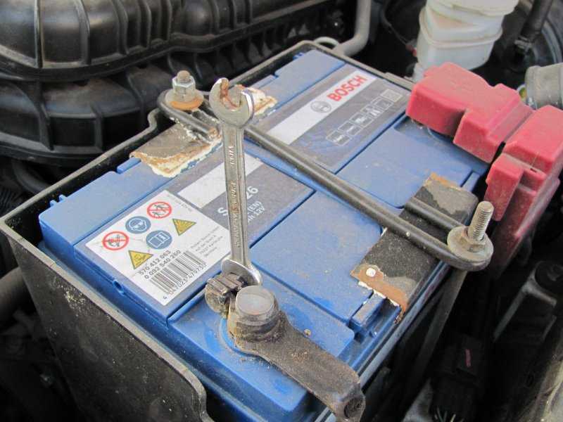 Как правильно снять аккумулятор с автомобиля своими руками: правила демонтажа, порядок отсоединения акб
