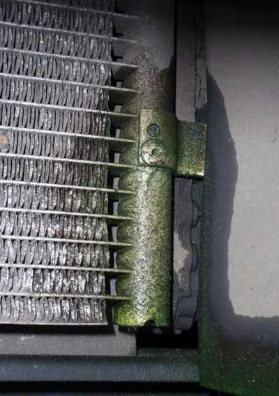 Что делать, если потек радиатор охлаждения автомобиля?