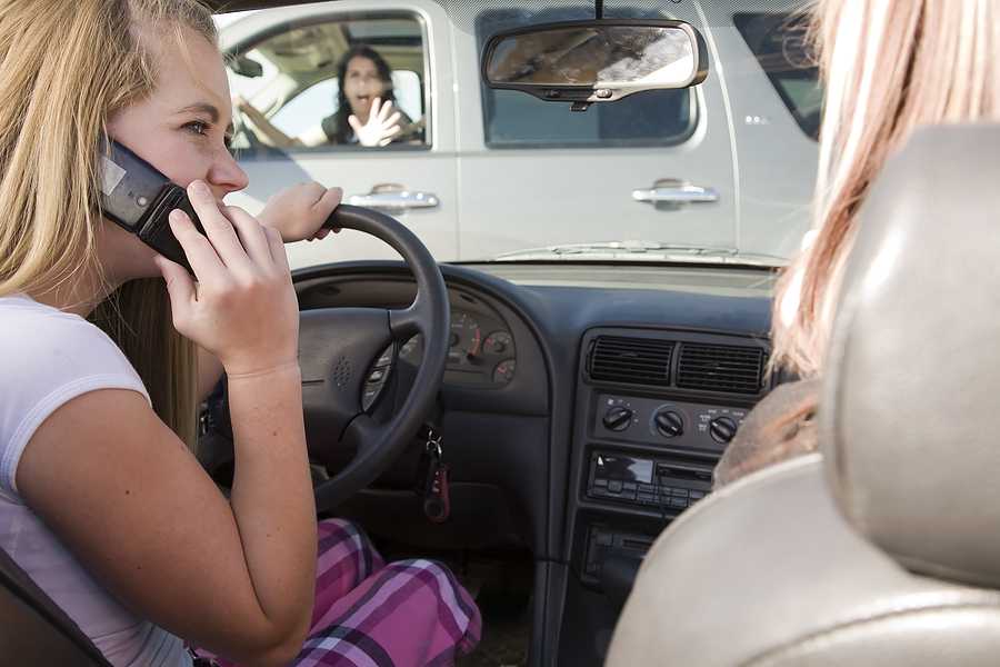 Вредные привычки водителей: что нельзя делать за рулем?