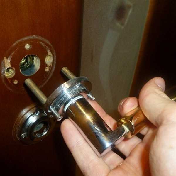 Ремонт дверных ручек входных дверей — что в них ломается и как это исправить