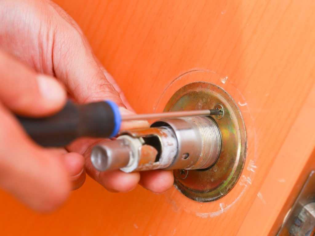 Ремонт ручки межкомнатной двери: как отремонтировать ее своими руками, если она разболталась
