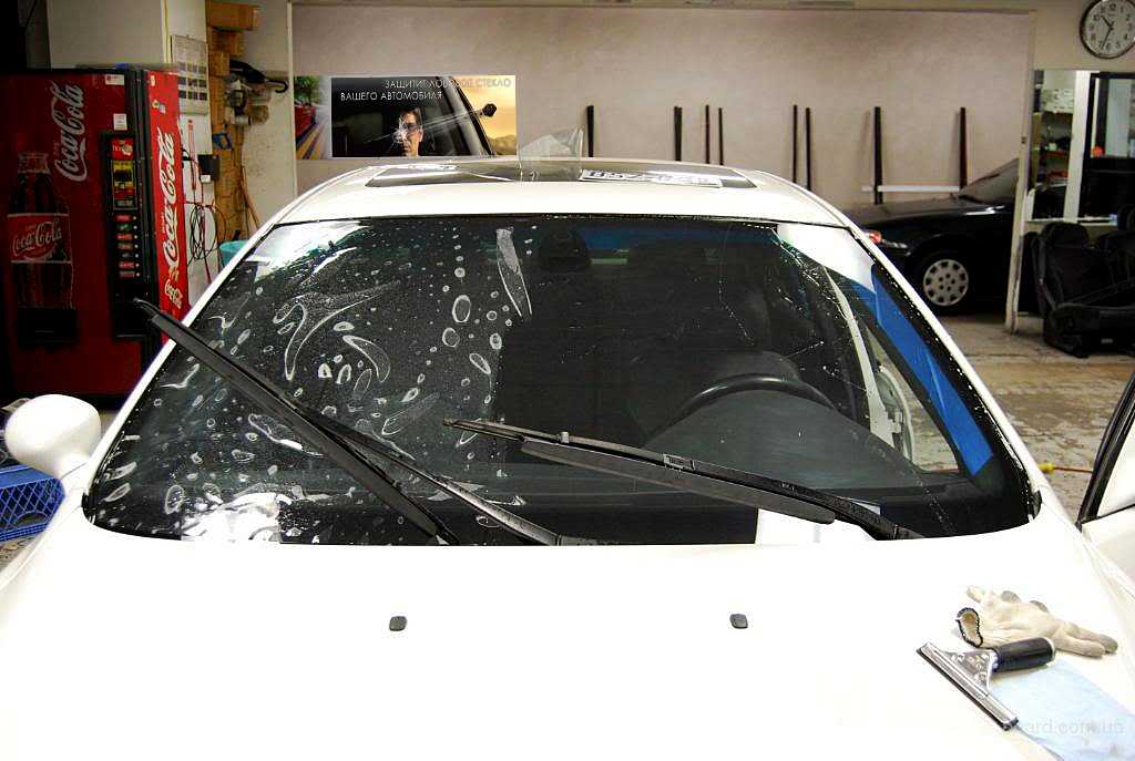 Ремонт трещин на лобовом стекле автомобиля - как остановить и убрать дефекты своими руками | dorpex.ru