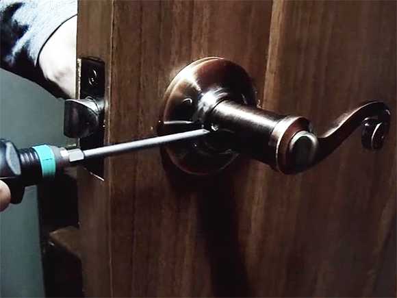 Методы ремонта ручек межкомнатных дверей
