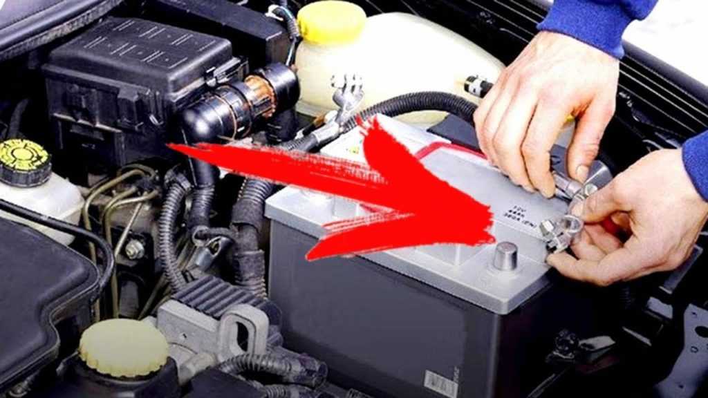 Как заменить аккумулятор на автомобиле не сбив настройки: пошагово (видео)