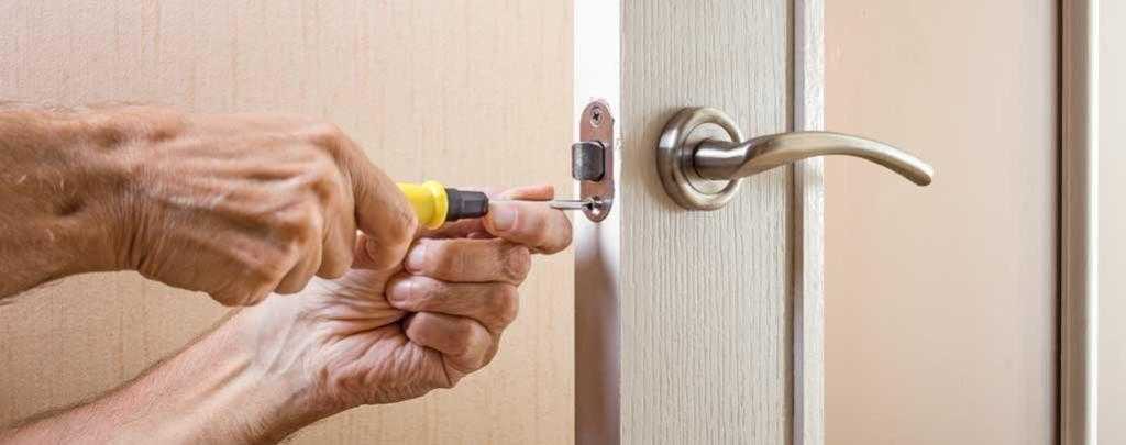 Как починить дверную ручку межкомнатной двери: объясняем досконально